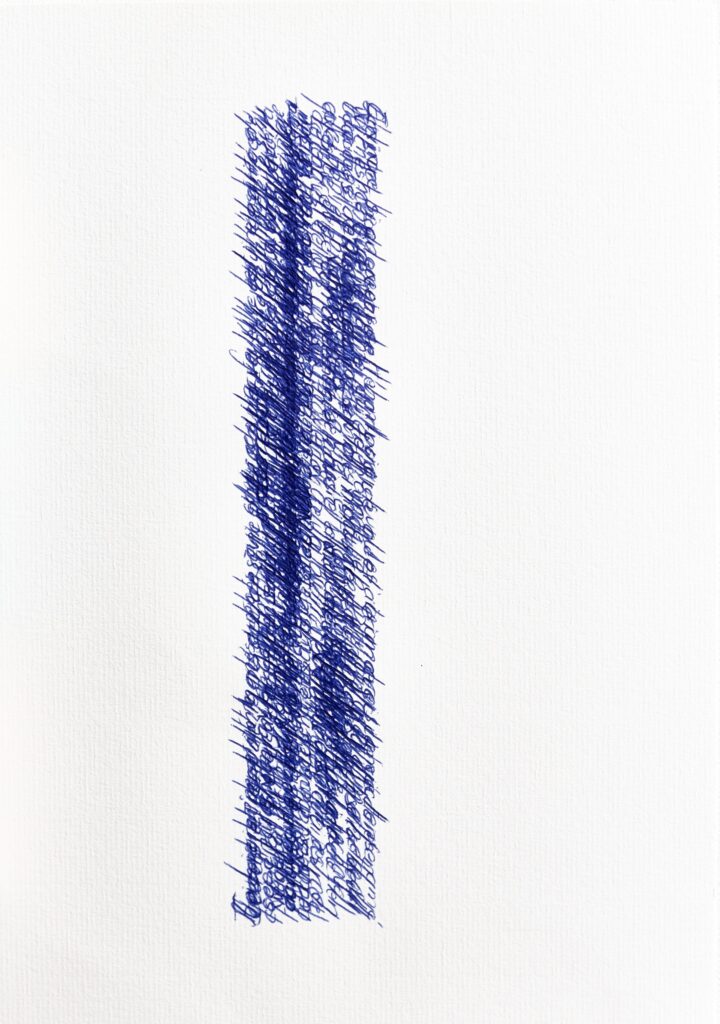 Ecriture au bic bleu. Des phrases écrites les unes sur les autres.