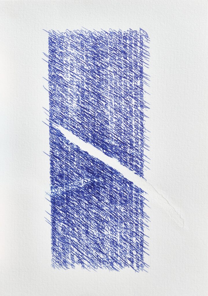 Ecriture au bic bleu. Des phrases écrites les unes sur les autres.